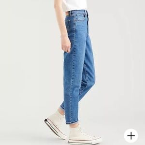 Levi’s high waisted mom jeans